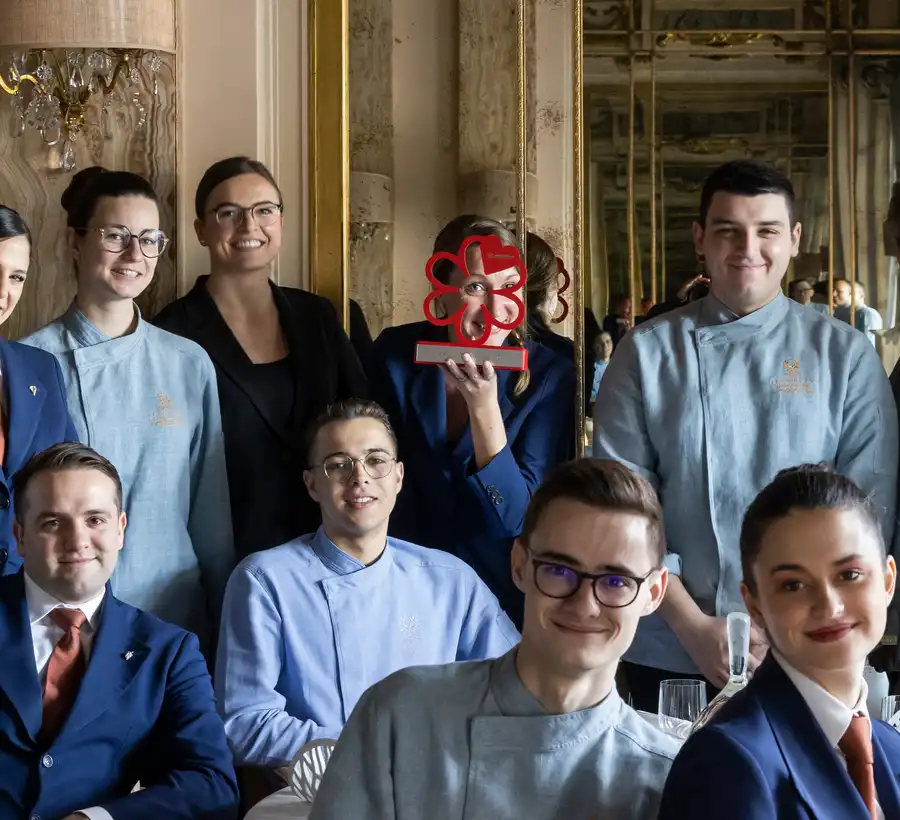 Claire Sonnet del ristorante Le Louis XV - Alain Ducasse à l’Hôtel de Paris riceve il premio per l'ospitalità e il servizio della Guida Michelin